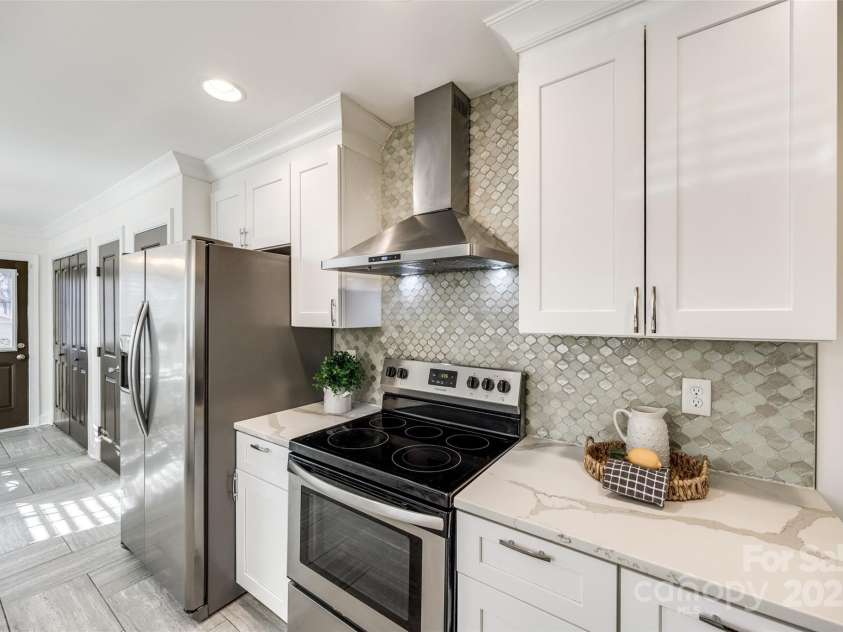 119 Smallwood Place, Charlotte, NC 28216.  MLS# CAR4221901, YatesRealty ID 7260. Updated Kitchen with Quartz and SS Appliances
