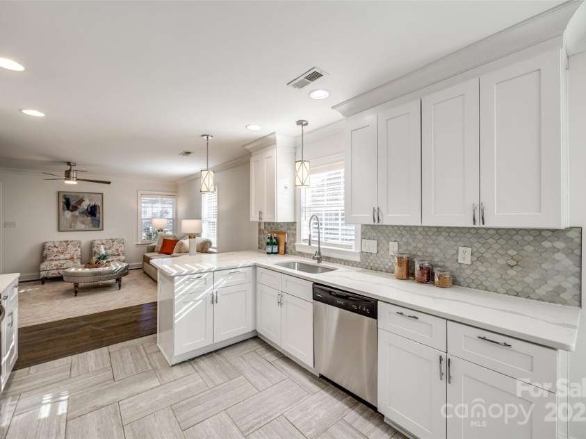 119 Smallwood Place, Charlotte, NC 28216.  MLS# CAR4221901, YatesRealty ID 7260. Updated Kitchen with Quartz and SS Appliances