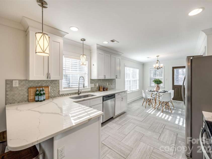 119 Smallwood Place, Charlotte, NC 28216.  MLS# CAR4221901, YatesRealty ID 7260. Updated Kitchen with Seating Overhang