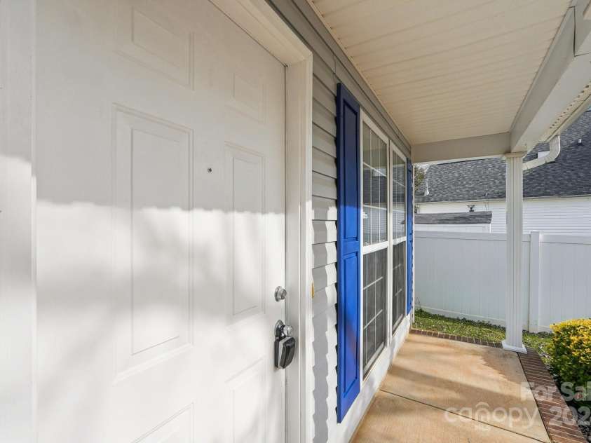 8827 Treyburn Drive, Charlotte, NC 28216.  MLS# CAR4203734, YatesRealty ID 7264. 