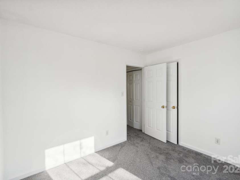 8827 Treyburn Drive, Charlotte, NC 28216.  MLS# CAR4203734, YatesRealty ID 7264. 