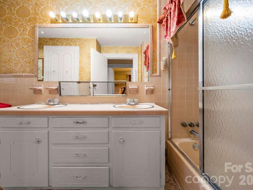 1092 NC 120 Highway, Mooresboro, NC 28114.  MLS# CAR4342013, YatesRealty ID 7265. Bathroom