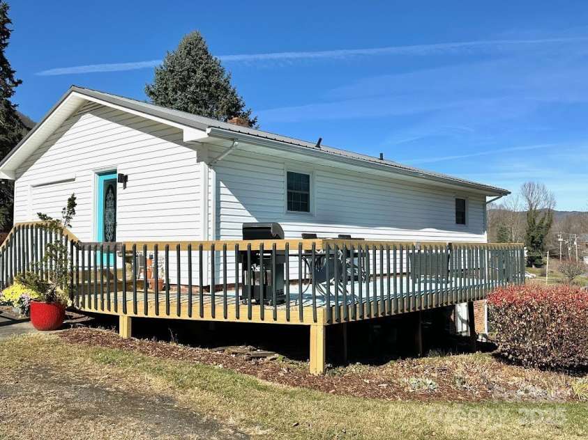411 Poplar Avenue, West Jefferson, NC 28694.  MLS# CAR4320354, YatesRealty ID 7269. 