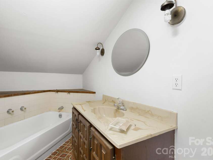 88 Lincoln Avenue, Marion, NC 28752.  MLS# CAR4348914, YatesRealty ID 7270. 