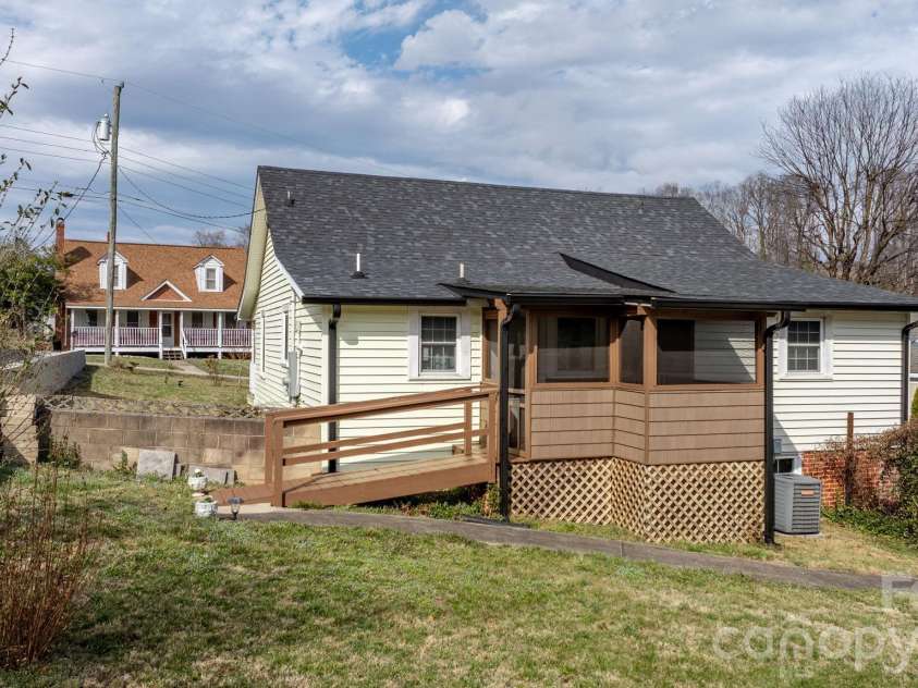 88 Lincoln Avenue, Marion, NC 28752.  MLS# CAR4348914, YatesRealty ID 7270. 