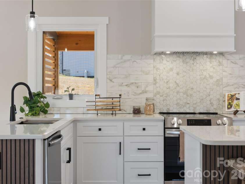 78 Scott Meadows Drive, Asheville, NC 28806.  MLS# CAR4344586, YatesRealty ID 7271. 