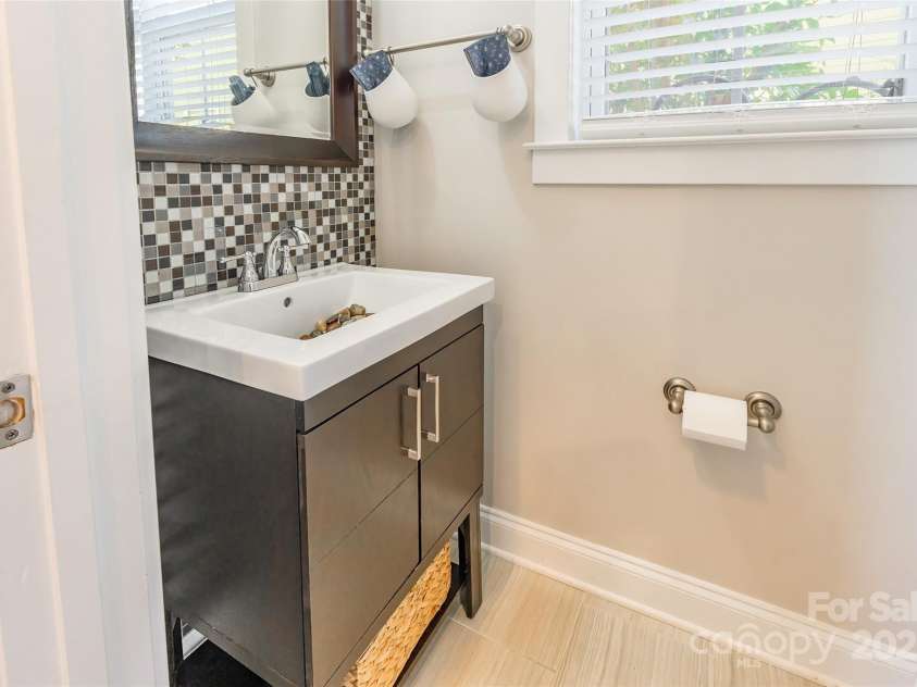1246 Rising Oak Drive, Charlotte, NC 28206.  MLS# CAR4228735, YatesRealty ID 7272. 