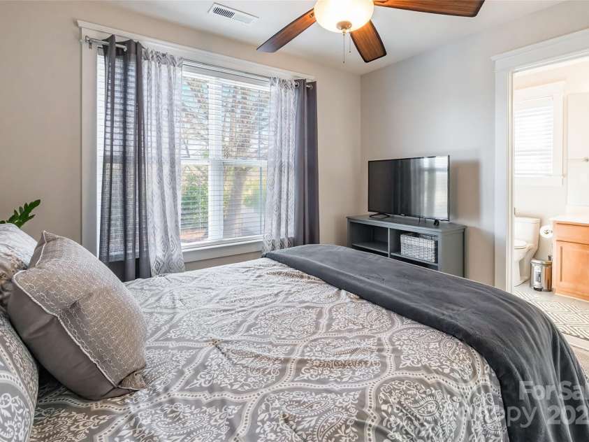 1246 Rising Oak Drive, Charlotte, NC 28206.  MLS# CAR4228735, YatesRealty ID 7272. 