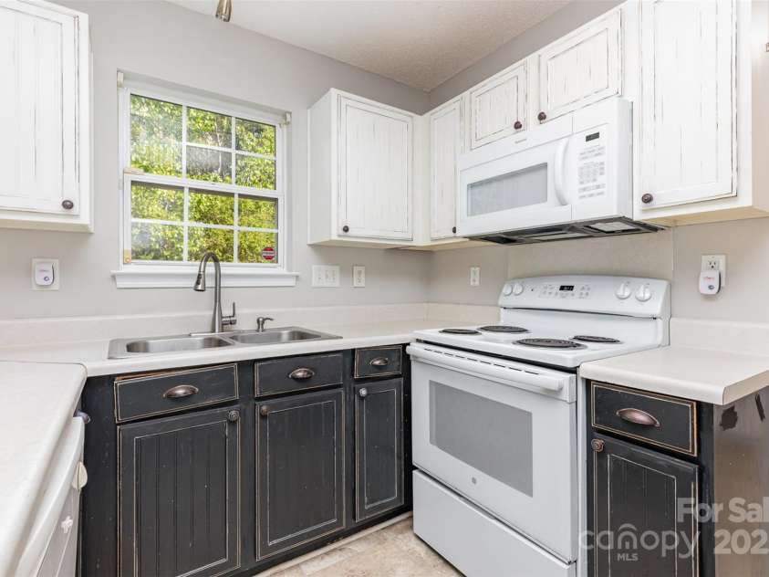 9419 Isaac Hunter Drive, Charlotte, NC 28214.  MLS# CAR4246457, YatesRealty ID 7273. 