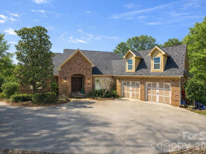 27 Wateree Key Court, Winnsboro, SC 29180.  MLS# CAR4350046, YatesRealty ID 7278. 