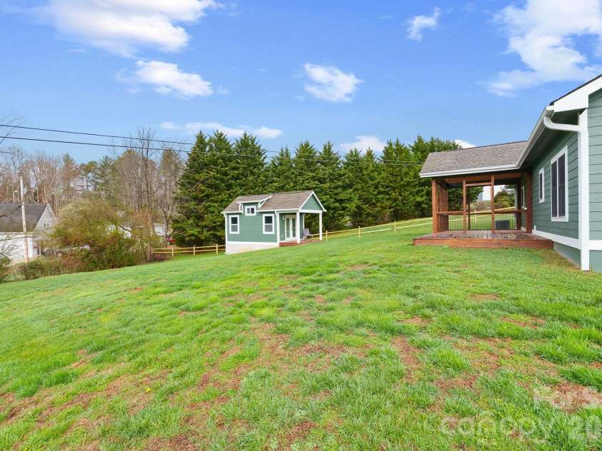 209 Breton Ridge Road, Leicester, NC 28748.  MLS# CAR4355634, YatesRealty ID 7279. 