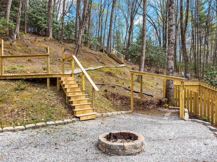 580 Red Dirt Road, Newland, NC 28652.  MLS# CAR4249701, YatesRealty ID 7279. 