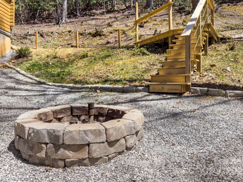 580 Red Dirt Road, Newland, NC 28652.  MLS# CAR4249701, YatesRealty ID 7279. 