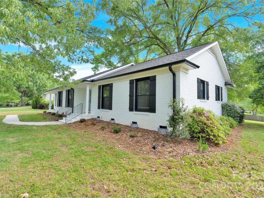 6600 Knightswood Drive, Charlotte, NC 28226.  MLS# CAR4249249, YatesRealty ID 7280. 