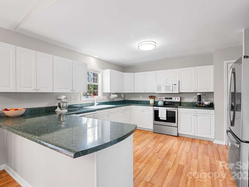 104 Lone Eagle Lane, Hendersonville, NC 28739.  MLS# CAR4228999, YatesRealty ID 7282. 