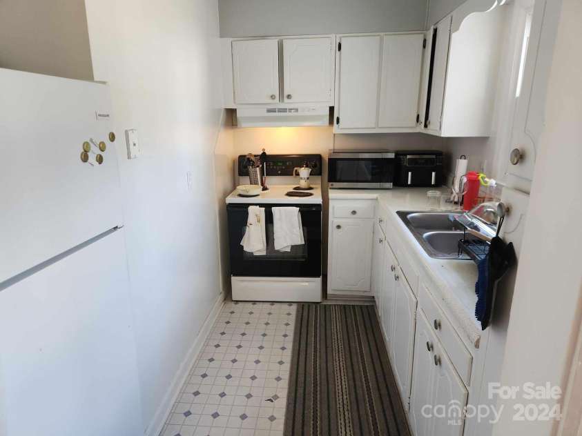 916 Mcalway Road, Charlotte, NC 28211.  MLS# CAR4182469, YatesRealty ID 7285. 