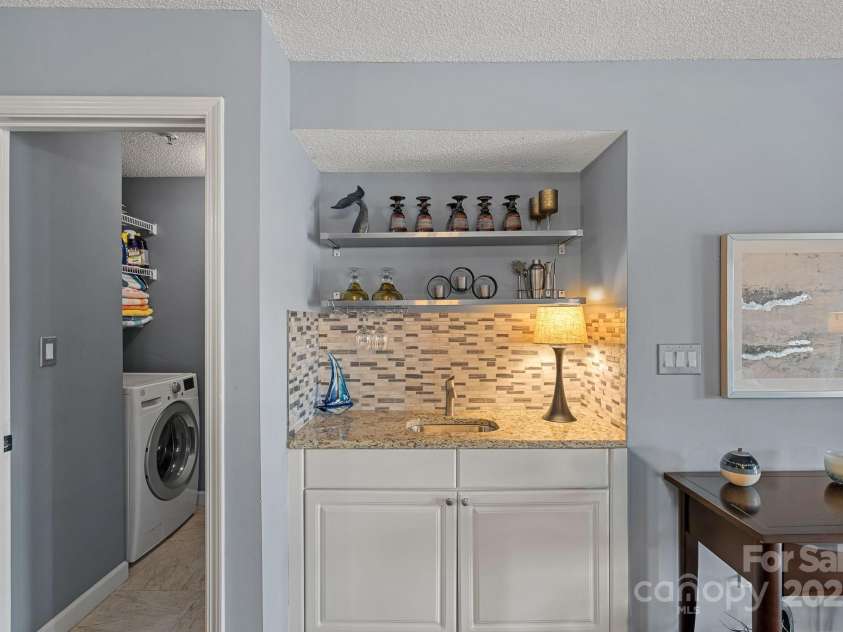 18673 Vineyard Point Lane, Cornelius, NC 28031.  MLS# CAR4304658, YatesRealty ID 729. Convenient wet bar, ideal for entertaining.