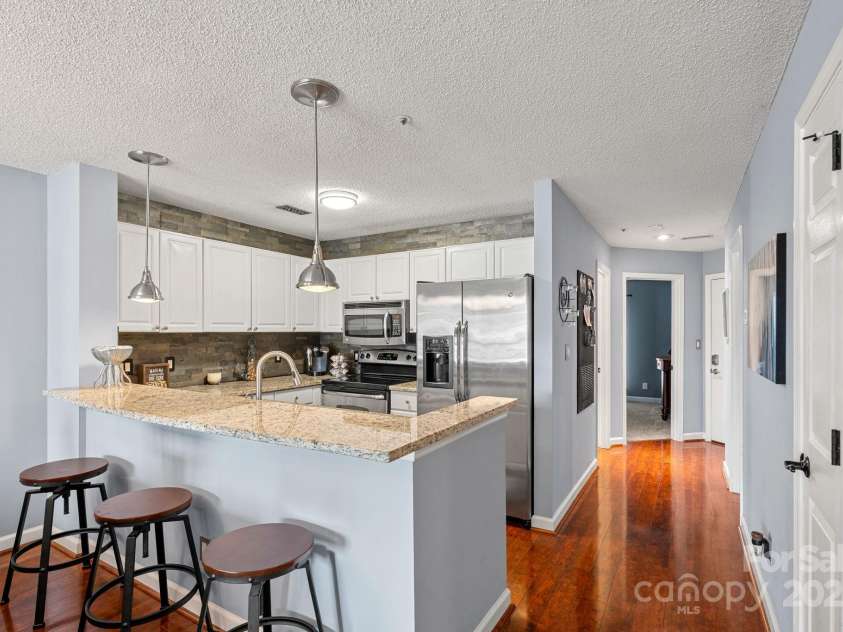 18673 Vineyard Point Lane, Cornelius, NC 28031.  MLS# CAR4304658, YatesRealty ID 729. Eat-in kitchen with granite countertops and stainless appliances, adjacent to pantry and laundry room.