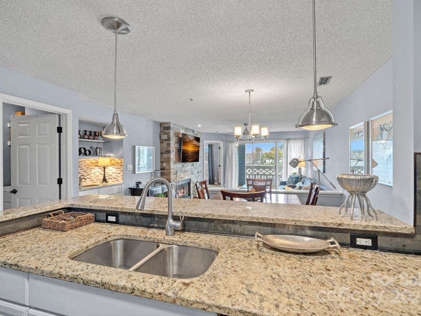 18673 Vineyard Point Lane, Cornelius, NC 28031.  MLS# CAR4304658, YatesRealty ID 729. Prepare meals without missing the view!