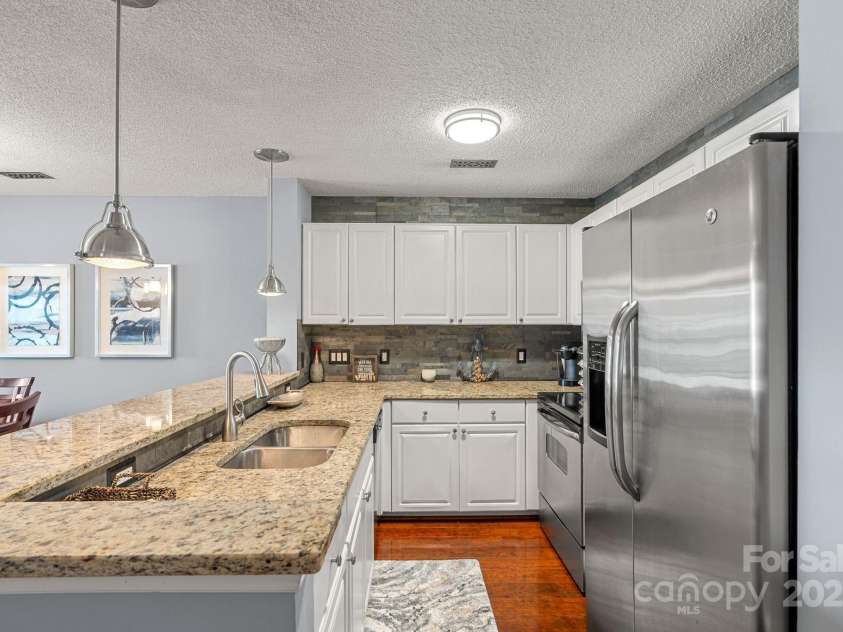 18673 Vineyard Point Lane, Cornelius, NC 28031.  MLS# CAR4304658, YatesRealty ID 729. Prepare meals without missing the view!