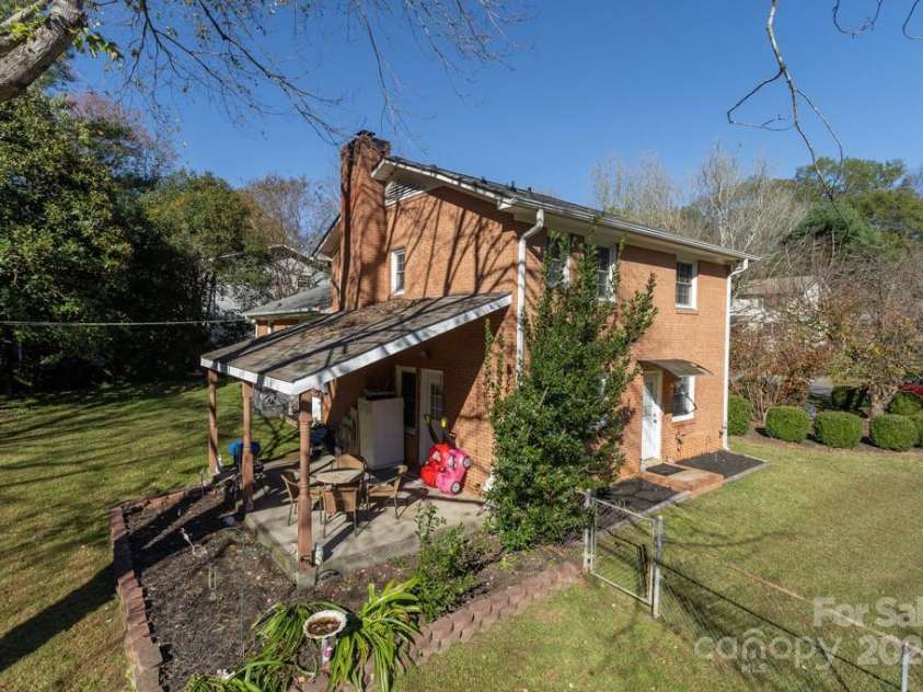 1315 Shady Bluff Drive, Charlotte, NC 28211.  MLS# CAR4204550, YatesRealty ID 7290. 