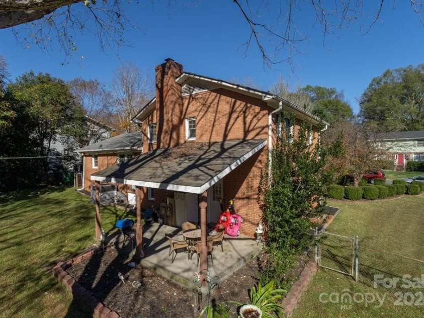 1315 Shady Bluff Drive, Charlotte, NC 28211.  MLS# CAR4204550, YatesRealty ID 7290. 