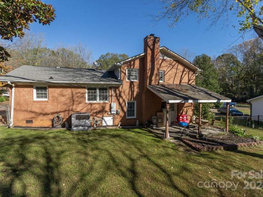 1315 Shady Bluff Drive, Charlotte, NC 28211.  MLS# CAR4204550, YatesRealty ID 7290. 