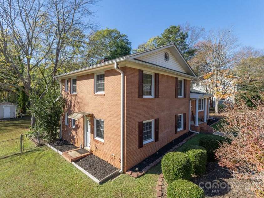 1315 Shady Bluff Drive, Charlotte, NC 28211.  MLS# CAR4204550, YatesRealty ID 7290. 