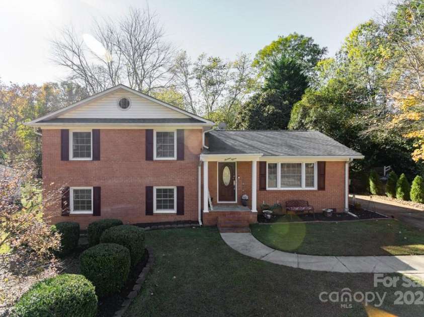 1315 Shady Bluff Drive, Charlotte, NC 28211.  MLS# CAR4204550, YatesRealty ID 7290. 