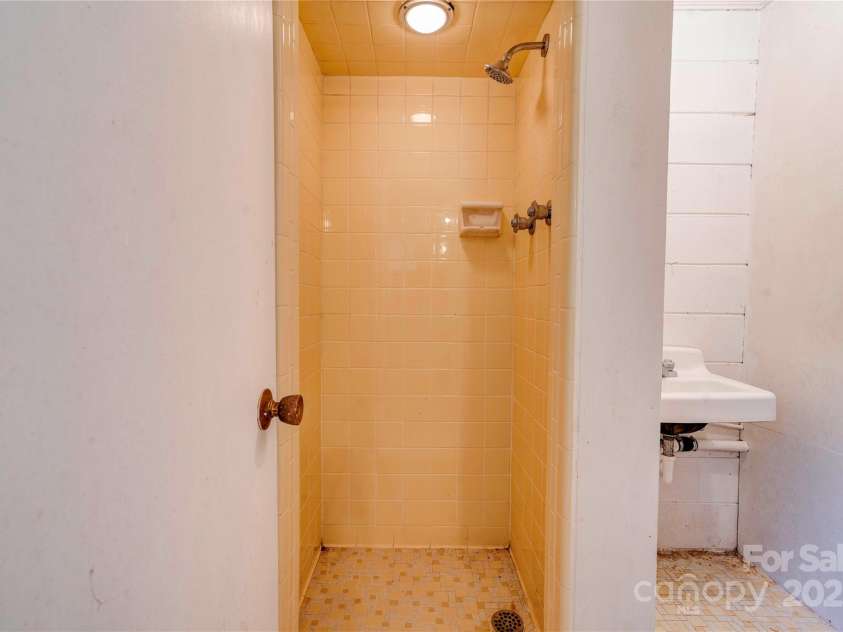 1330 College Avenue, Shelby, NC 28152.  MLS# CAR4227092, YatesRealty ID 7291. Basement Bath