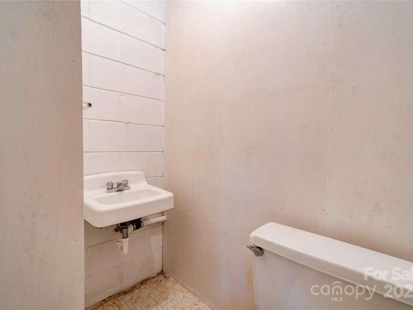 1330 College Avenue, Shelby, NC 28152.  MLS# CAR4227092, YatesRealty ID 7291. Basement Bath