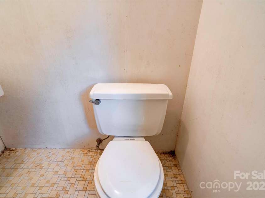 1330 College Avenue, Shelby, NC 28152.  MLS# CAR4227092, YatesRealty ID 7291. Basement Bath