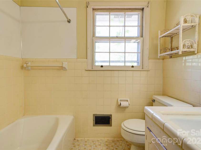 1330 College Avenue, Shelby, NC 28152.  MLS# CAR4227092, YatesRealty ID 7291. Bath 2