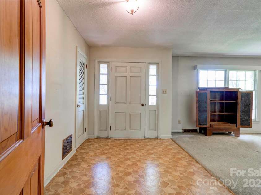 1330 College Avenue, Shelby, NC 28152.  MLS# CAR4227092, YatesRealty ID 7291. Foyer