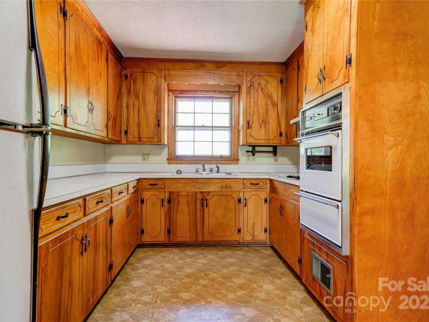 1330 College Avenue, Shelby, NC 28152.  MLS# CAR4227092, YatesRealty ID 7291. Kitchen