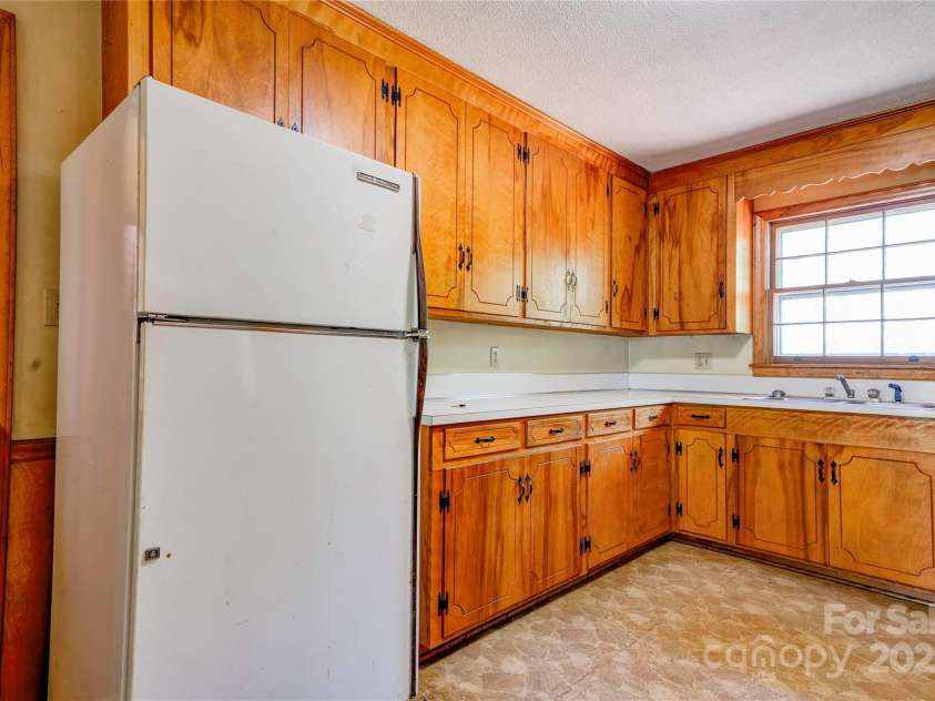 1330 College Avenue, Shelby, NC 28152.  MLS# CAR4227092, YatesRealty ID 7291. Kitchen