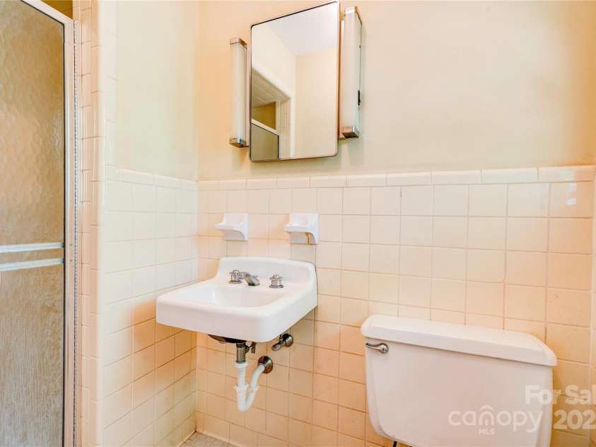 1330 College Avenue, Shelby, NC 28152.  MLS# CAR4227092, YatesRealty ID 7291. Primary Bath