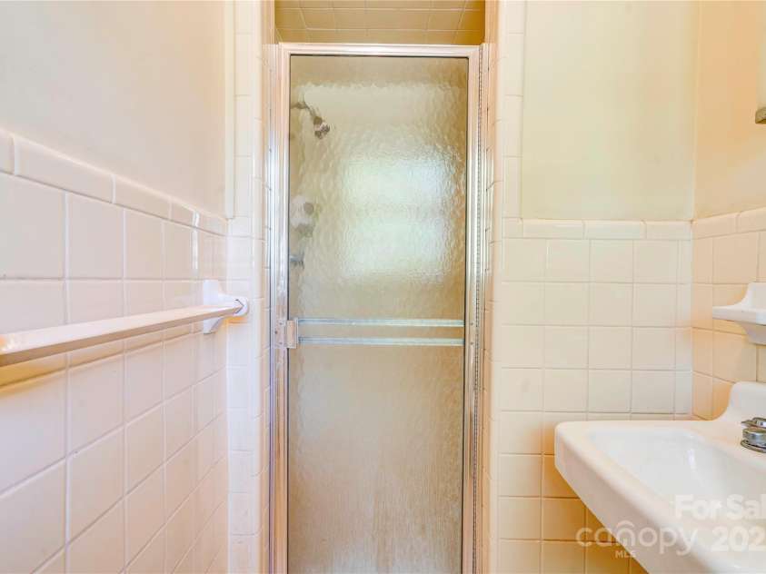 1330 College Avenue, Shelby, NC 28152.  MLS# CAR4227092, YatesRealty ID 7291. Primary Bath