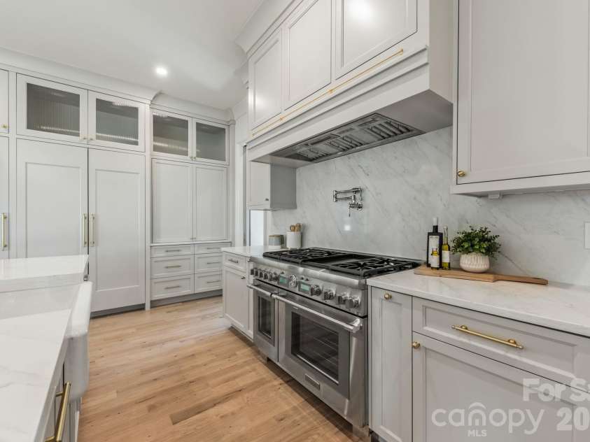 221 Canterbury Road, Charlotte, NC 28211.  MLS# CAR4358123, YatesRealty ID 7292. 