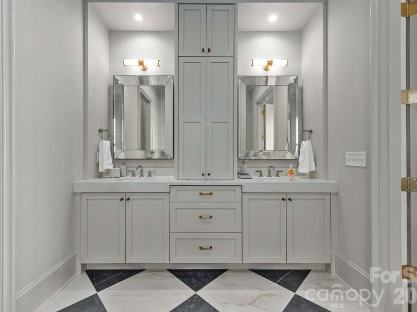 221 Canterbury Road, Charlotte, NC 28211.  MLS# CAR4358123, YatesRealty ID 7292. 