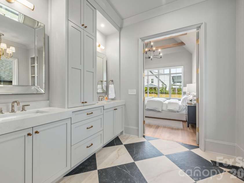 221 Canterbury Road, Charlotte, NC 28211.  MLS# CAR4358123, YatesRealty ID 7292. 
