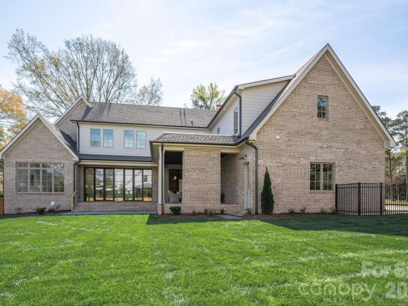 221 Canterbury Road, Charlotte, NC 28211.  MLS# CAR4358123, YatesRealty ID 7292. 