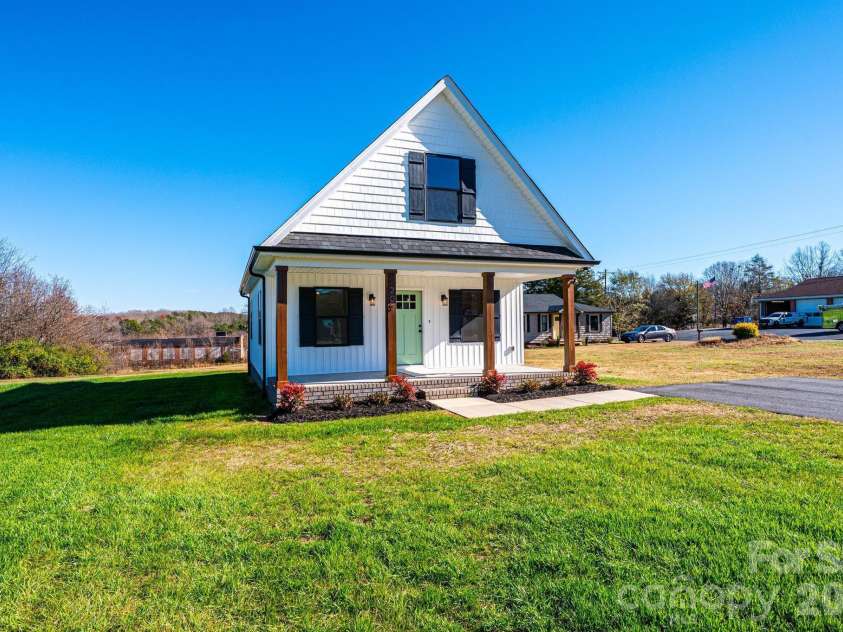 200 Center Street, Hildebran, NC 28637.  MLS# CAR4325510, YatesRealty ID 7296. 