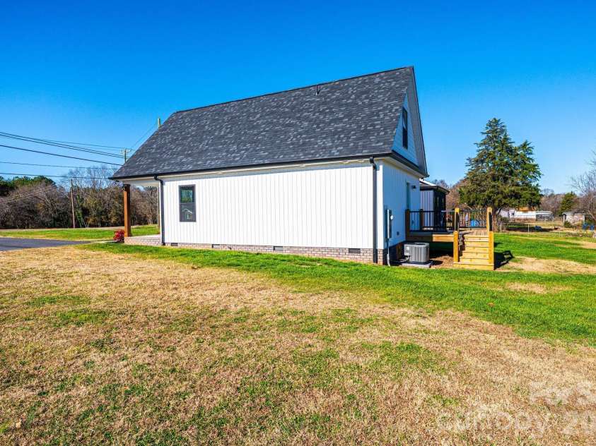 200 Center Street, Hildebran, NC 28637.  MLS# CAR4325510, YatesRealty ID 7296. 
