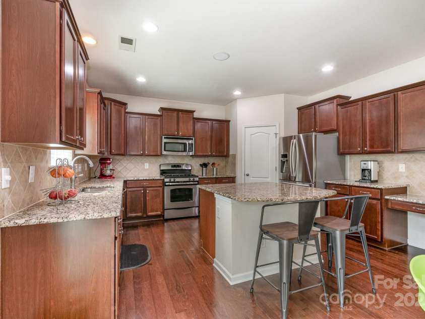 3912 Franklin Meadows Drive, Matthews, NC 28105.  MLS# CAR4247908, YatesRealty ID 7297. 