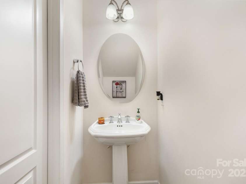 3912 Franklin Meadows Drive, Matthews, NC 28105.  MLS# CAR4247908, YatesRealty ID 7297. 