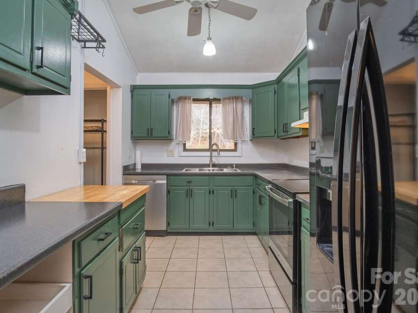 1813 Glen Cannon Drive, Pisgah Forest, NC 28768.  MLS# CAR4352130, YatesRealty ID 7298. Modern kitchen