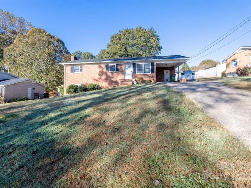 2629 Paula Drive, Gastonia, NC 28054.  MLS# CAR4238995, YatesRealty ID 7299. 