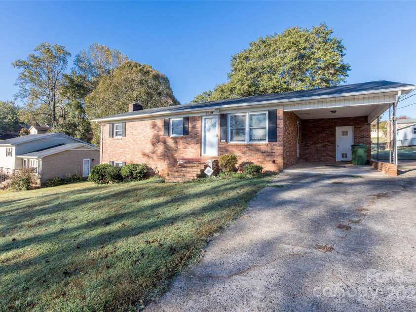 2629 Paula Drive, Gastonia, NC 28054.  MLS# CAR4238995, YatesRealty ID 7299. 