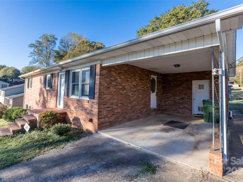 2629 Paula Drive, Gastonia, NC 28054.  MLS# CAR4238995, YatesRealty ID 7299. 